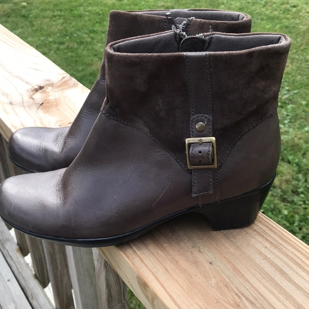 Clarks booties size 8 like new !! Save $$
